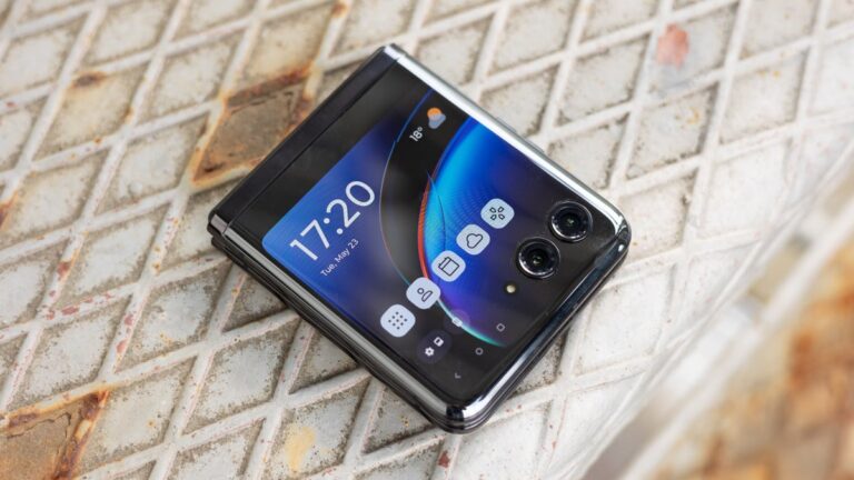 Last year’s Motorola Razr+ is today’s top foldable bargain at this huge ‘clearance’ discount