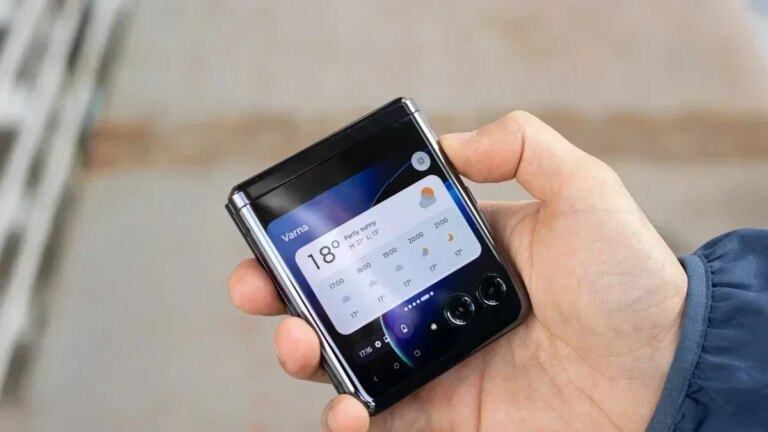 The Motorola Razr+ 2023 is still $300 off its price and can even be purchased with free Bose earbuds