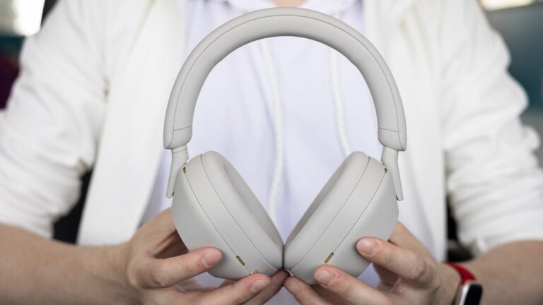 The flagship Sony WH-1000XM5 offer top-quality sound and ANC at a lower price at Walmart