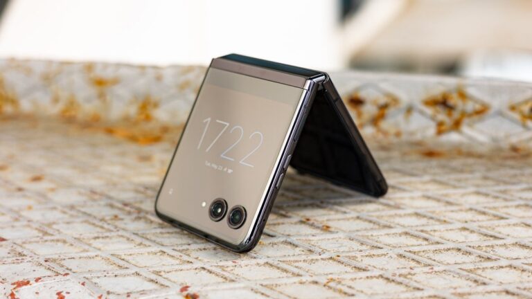 Best Buy’s surprise Black Friday in July sale makes the Motorola Razr+ (2023) cheaper than ever