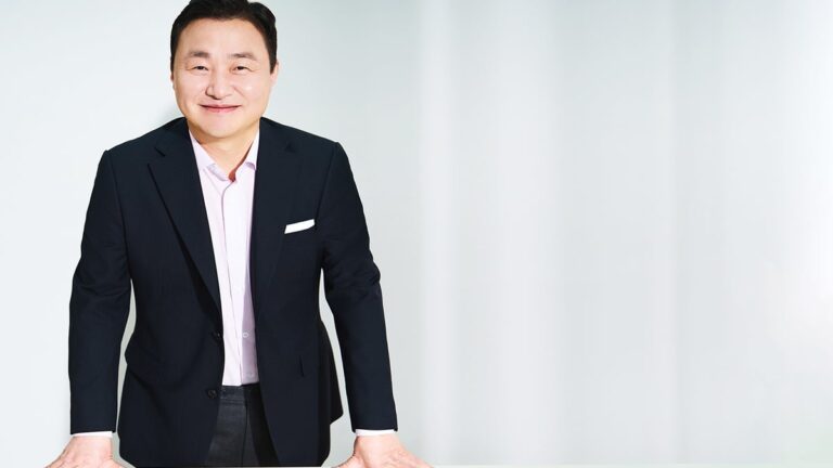 Samsung’s mobile chief TM Roh says his company is developing “radically different” phones
