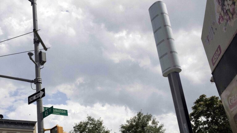 T-Mobile and Verizon eschew New York’s 5G towers for poor neighborhoods