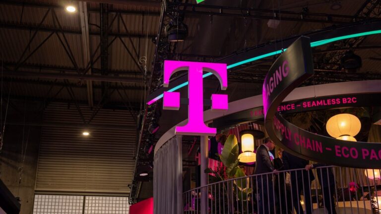 Verizon and AT&T can’t touch T-Mobile in this insanely detailed new 5G report