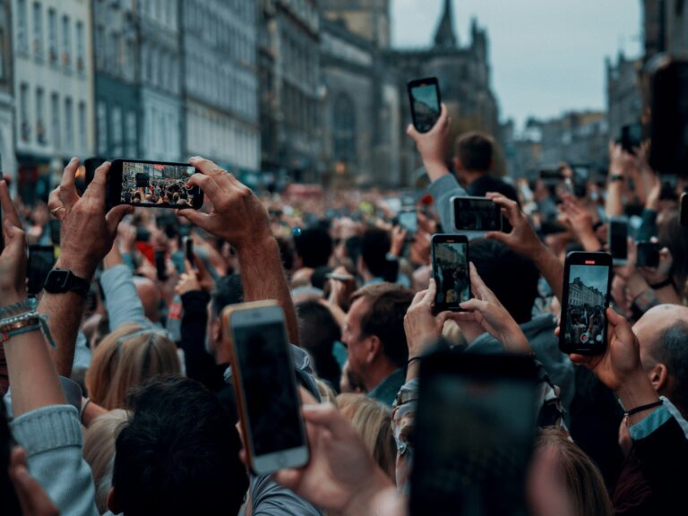 EE deploys world-first solution for slow 5G speeds in crowds