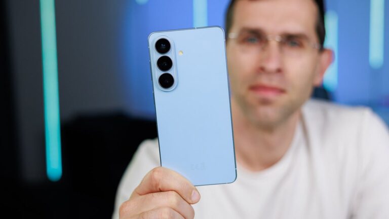 Galaxy S26 Review: a battery boost for the super-light AI phone