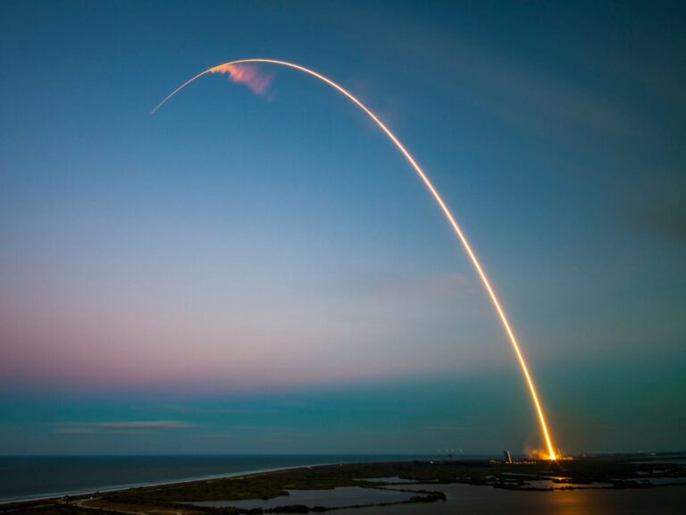 FCC examines unlicensed spectrum for satellite D2D